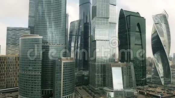 俄罗斯莫斯科市景内现代摩天大楼的空中上升镜头视频的预览图