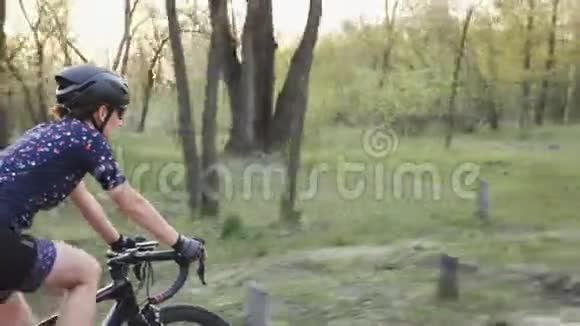年轻漂亮的女人在公园里骑自行车为了比赛而训练自行车的概念视频的预览图