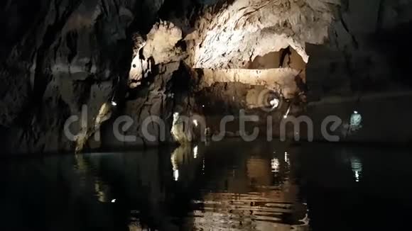 这艘船正在穿越土耳其的阿尔丁巴萨克洞穴时航行有美丽灯光的洞穴湖洞穴里的船视频的预览图