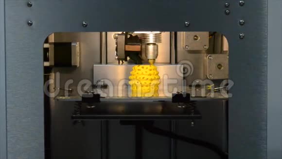 3D打印机从喷嘴打印模型中注入热塑料视频的预览图