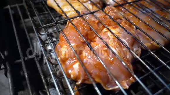 烧烤上的鸡肉美味可口视频的预览图