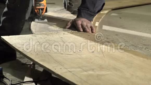 男性木匠的手雕刻一块夹板视频的预览图