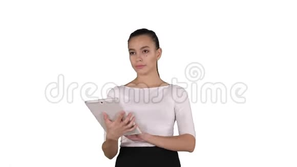 在白色背景下平板电脑上阅读信息的严肃迷人的年轻女性或学生视频的预览图
