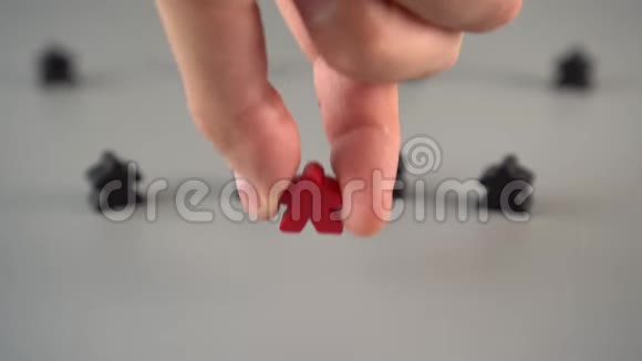 一只手把一个红色的图形放在灰色的表面上视频的预览图