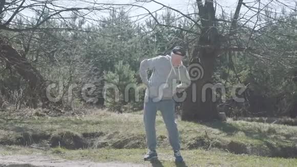 快乐的老人在早期的森林里伸展身体4K视频的预览图