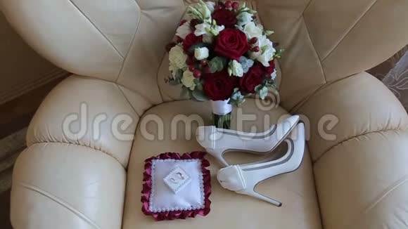 新娘早上的细节漂亮的新娘花束结婚戒指扶手椅上的婚礼构图新娘的早晨视频的预览图
