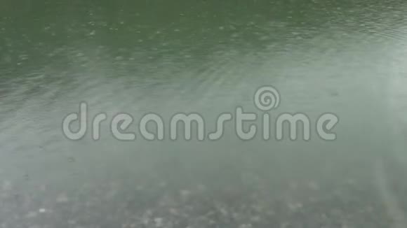 雨点落在水面上视频的预览图