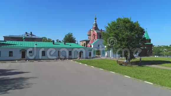 在圣尼古拉的斯达拉亚拉多加修道院阳光明媚的一天俄罗斯空中录像视频的预览图