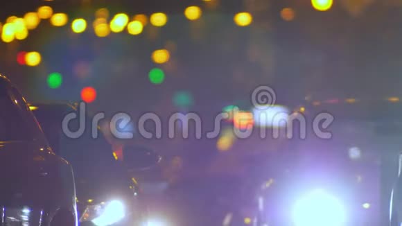 模糊的汽车在夜间缓慢移动五颜六色的灯光背景视频的预览图