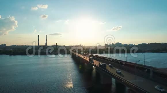 空中无人机镜头基辅的飞升和后向南桥视频的预览图