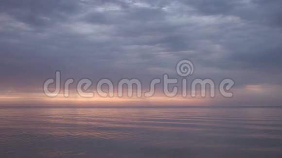 日出在宁静的大海之上视频的预览图