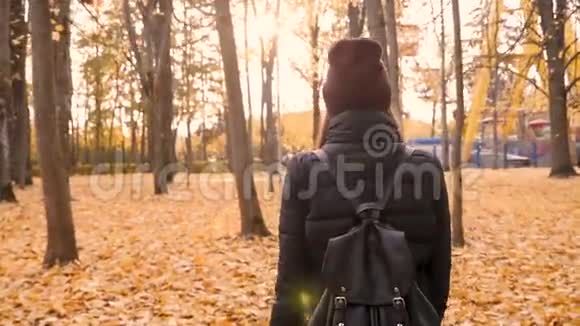 年轻漂亮的女孩独自去秋天公园50英尺视频的预览图