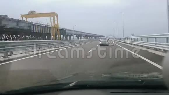 许多汽车乘坐克里米亚桥和公路穿过黑海时间推移视频的预览图