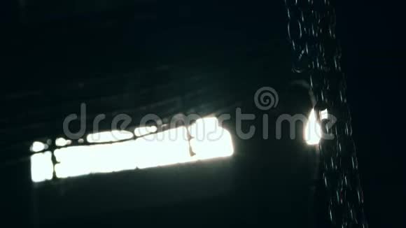 旧冶金厂的窗户被网罩住了视频的预览图