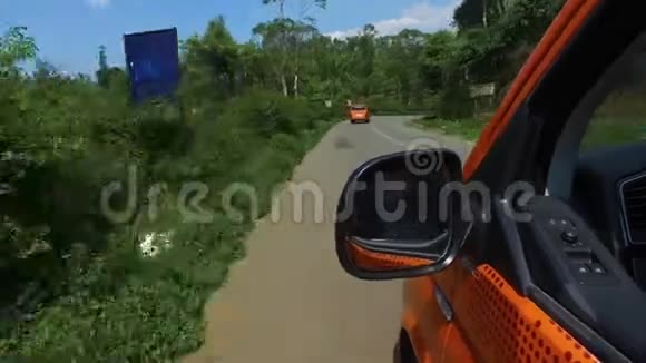 开车经过印度喀拉拉邦的山丘和公路工程视频的预览图