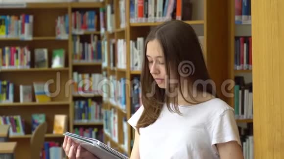 快乐少女在学校图书馆摆姿势视频的预览图