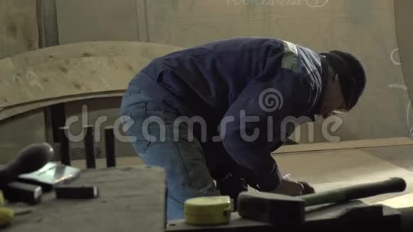 男匠在车间用工具加工新产品视频的预览图