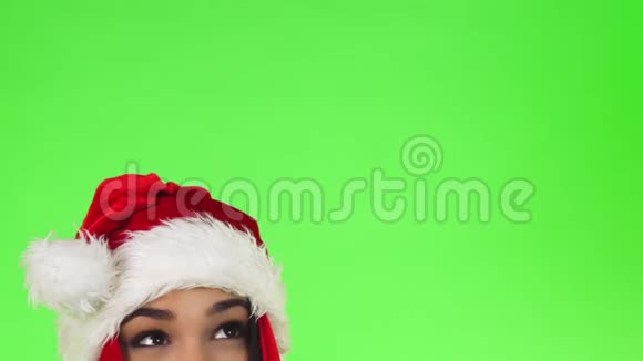一个快乐的圣诞女孩的眼睛歪着看着复印的空间视频的预览图