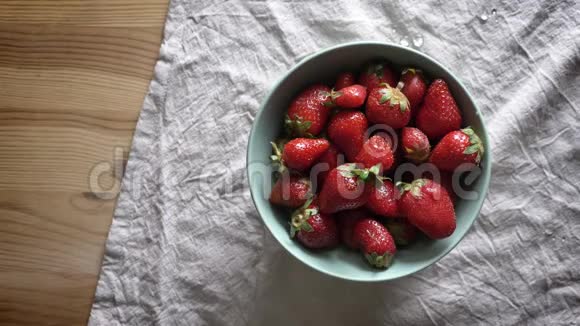 碗桌上放草莓桌布新鲜浆果视频的预览图