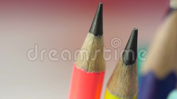 各种锐尖彩色铅笔宏观视野文具收藏视频的预览图