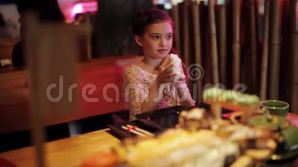 一家泛亚餐馆的小女孩在吃饭前用湿毛巾擦手视频的预览图
