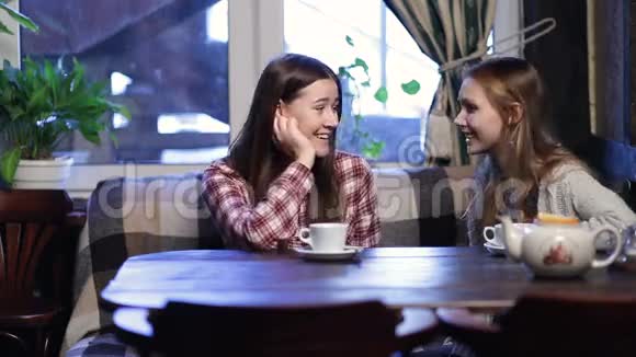 一群女朋友聚在一起喝咖啡聊天视频的预览图