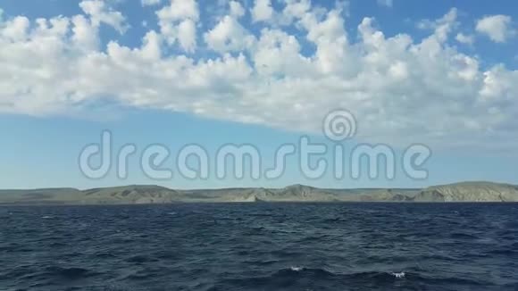 船在高山的背景下在公海上移动海鸥在船的上空盘旋视频的预览图