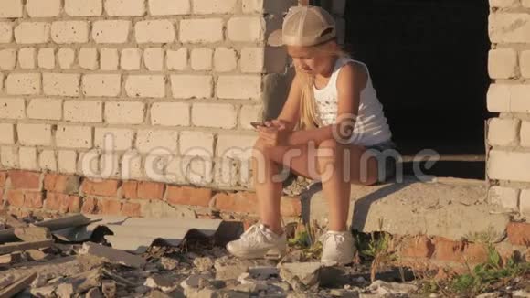 一个十几岁的女孩在废墟中使用手机石头丛林视频的预览图