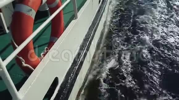 船上有救生圈的船在海浪中航行波浪偏离了船视频的预览图