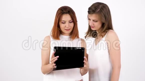 两个年轻女人用平板电脑笑着视频的预览图