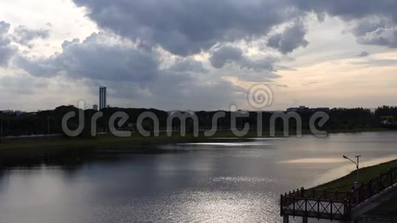 以美丽的天空和水面为背景的城市湖景视频的预览图