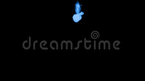 蓝色辉光墨水溶于水的三维渲染模拟墨水注入VFX效果与Luma哑光黑色25号蓝色视频的预览图
