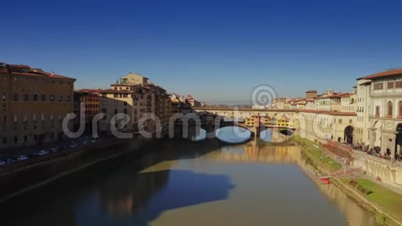 意大利佛罗伦萨著名的庞特威奇奥桥的鸟瞰图视频的预览图