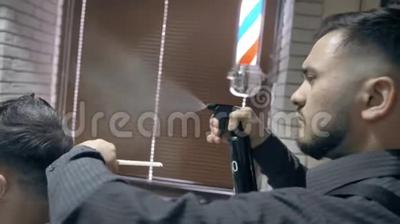 理发师把水溅到人的头发上视频的预览图