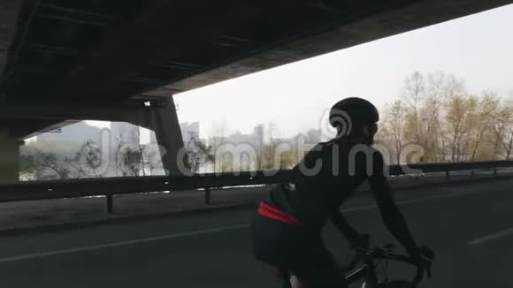 适合和强大的自行车骑自行车与城市桥梁和河流的背景自行车概念及训练视频的预览图