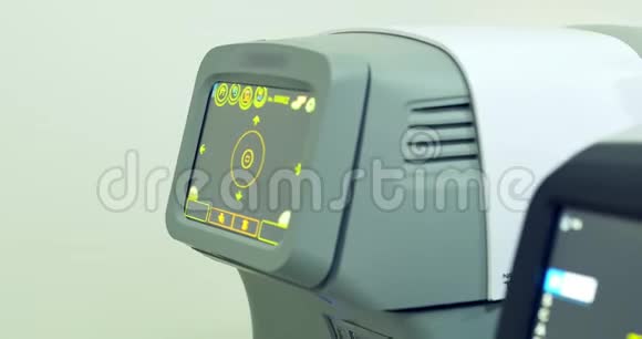 现代自动化机器检查眼球专业医疗设备滑动特写视频的预览图