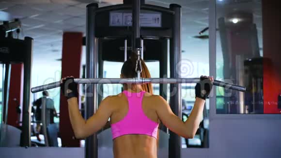 健身女性举重和举重用运动设备触摸她的胸部视频的预览图