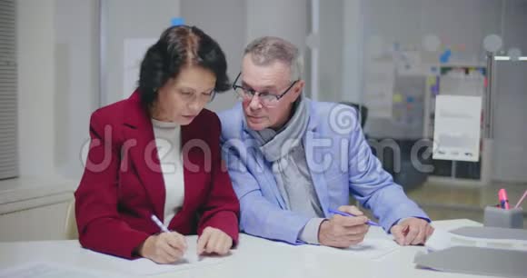 年长的白种人夫妇签署离婚协议视频的预览图