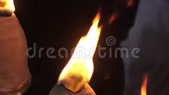 印度Poonam的椰子油灯视频的预览图