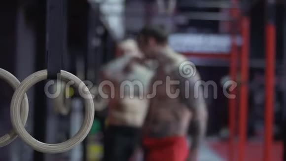 两个帅哥在健身房做热身运动视频的预览图