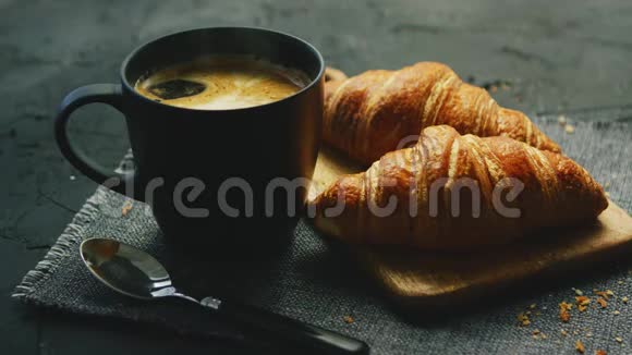 牛角面包和一杯咖啡视频的预览图