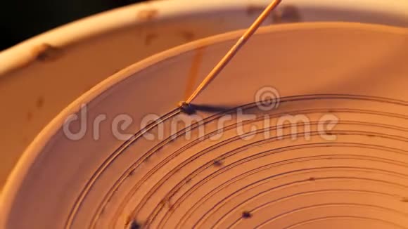 陶轮上人造板的视图波特用专业的工具在上面创造了一个螺旋模式小型企业视频的预览图