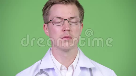 年轻医生闭着眼睛放松视频的预览图