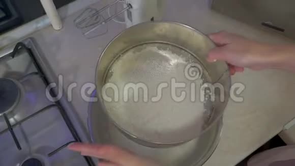 纸杯蛋糕的制作过程视频的预览图