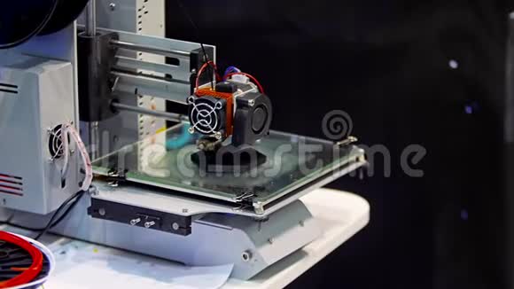 3D打印机在现代技术展览会上工作视频的预览图