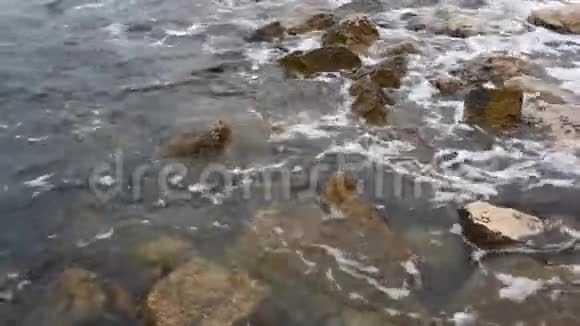 海洋破碎岩石中的Tranquil水波意大利布拉诺视频的预览图