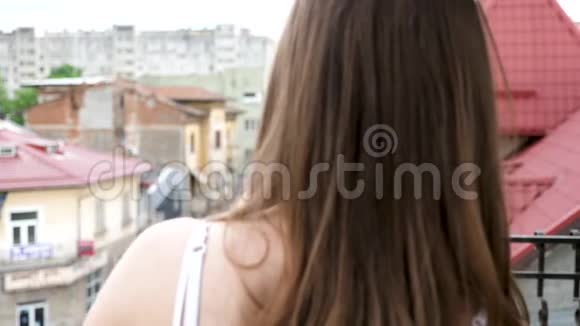 两个女朋友在阳台上互相交谈的镜头视频的预览图