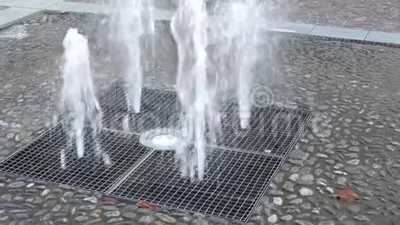 城市公园喷泉的流喷视频的预览图