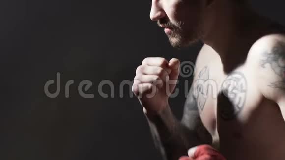 泰拳强壮的男性纹身在健身房战斗前训练慢动作视频的预览图
