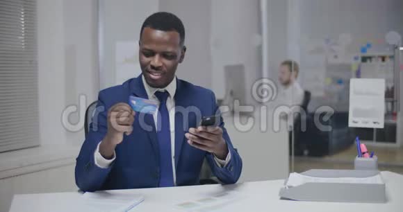 网上购物穿着信用卡的黑人青年视频的预览图